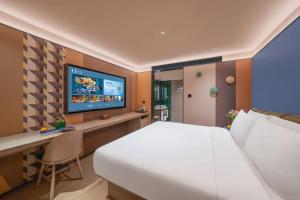 A television and/or entertainment centre at Orange Hotel Beijing Tiananmen Dashilan