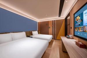 A bed or beds in a room at Orange Hotel Beijing Tiananmen Dashilan