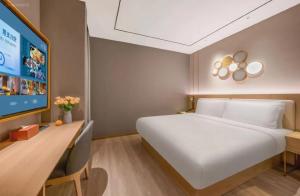 A bed or beds in a room at Orange Hotel Beijing Tiananmen Dashilan