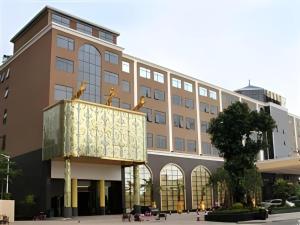 ein Gebäude mit Balkon davor in der Unterkunft Jie Hao Royal Hotel in Fenghuangwei