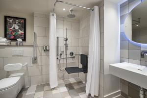 Bilik mandi di Hampton By Hilton Batumi Center
