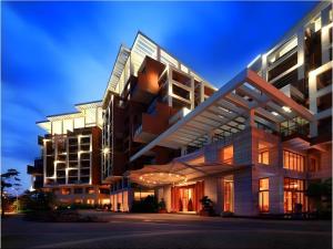 a large building at night with its lights on at Man Wan Harmona Resort in Youcaopeng