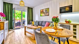 Area soggiorno di Apartament z prywatnym jacuzzi przy deptaku by Royal Aparts Holiday Mountain Residence