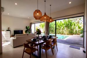 ウルワツにあるVilla Singa - Modern Luxury in Ungasan, Baliのダイニングルーム(テーブル、椅子付)、リビングルーム