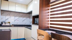 Η κουζίνα ή μικρή κουζίνα στο Eava Maison Apartments