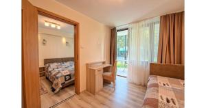 ein Schlafzimmer mit Spiegel, Bett und Fenster in der Unterkunft Chemar2 in Łeba
