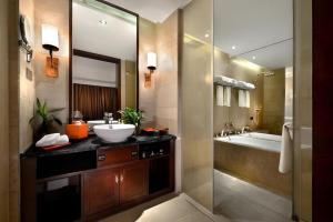 a bathroom with a sink and a tub at Yitel Collection Chengdu Kuanzhai Alley Chutian Junlin in Chengdu +236 photos