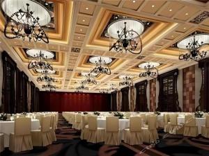 une salle de bal avec des tables et des chaises blanches et des lustres dans l'établissement Oliva Hotel Shunde, à Shunde