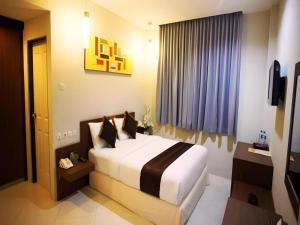 a bedroom with a large bed in a room at Mataram Square Hotel in Tanjungkarang +33 photos