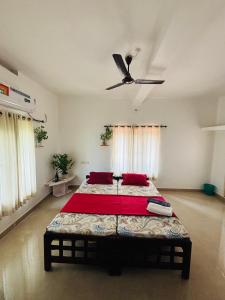 Katil atau katil-katil dalam bilik di Villa Luna Varkala