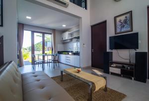 a living room with a couch and a table at Casa de Lily in Tabanan