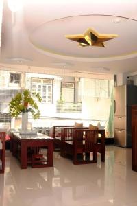 ダナンにあるOne Star Hotel Danangの天井のキッチン(テーブル、椅子付)