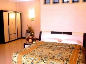 una camera da letto con un letto grande in una stanza di V3 Hotel a Surabaya