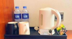 Yitel Collection Hangzhou Binjiang Jiangnan Avenue Baolongcheng的咖啡和沏茶工具