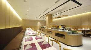 杭州Yitel Collection Hangzhou Binjiang Jiangnan Avenue Baolongcheng的一间有桌椅的餐厅