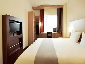 TV a/nebo společenská místnost v ubytování ehotel Dongguan Qingxi