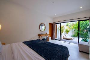 ウルワツにあるVilla Singa - Modern Luxury in Ungasan, Baliのベッドルーム1室(ベッド1台付)、大きなスライド式ガラスドアが備わります。 +34枚の写真