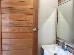 bagno con lavandino e porta in legno di The Lofts Eco Resort a Nakhon Ratchasima Altre 144 foto