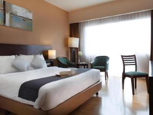Кровать или кровати в номере Hotel Grand Anugerah +104 фотографии