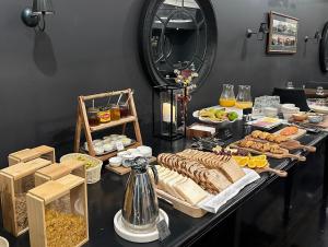 una mesa con un montón de diferentes tipos de comida en The Macquarie Hobart, en Hobart 47 fotos más