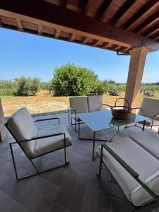 Χώρος καθιστικού στο Padenghe Olive House - Ground-Floor Lake View Amid Olives