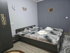 Un pat sau paturi într-o cameră la Casa Deluxe