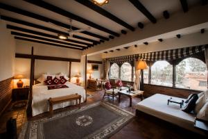 una camera da letto con un letto e un soggiorno di The Dwarika's Hotel a Kathmandu Altre 37 foto