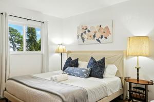 Ένα ή περισσότερα κρεβάτια σε δωμάτιο στο #Marbella Lane - Natural BayView Escape Near SFO