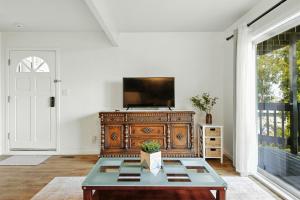 Μια τηλεόραση ή/και κέντρο ψυχαγωγίας στο #Marbella Lane - Natural BayView Escape Near SFO