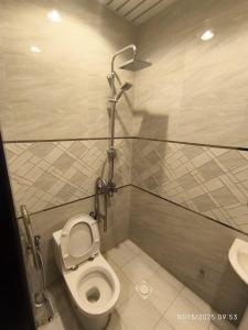 a bathroom with a toilet and a sink at شقق قصر الجود للشقق المخدومه in Abha +28 photos
