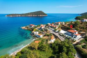 - une vue aérienne sur une petite île de l'océan dans l'établissement Essentia Luxury, à Koinira 22 autres photos