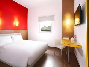 Een bed of bedden in een kamer bij Amaris Hotel La Codefin Kemang