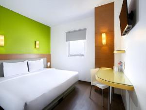 Een bed of bedden in een kamer bij Amaris Hotel La Codefin Kemang