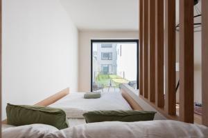 Postel nebo postele na pokoji v ubytování Olive Garden Apartment with Garage