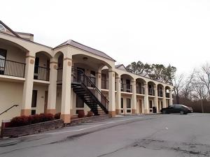 un edificio con un coche aparcado delante en Econo Lodge Dalton West, en Dalton