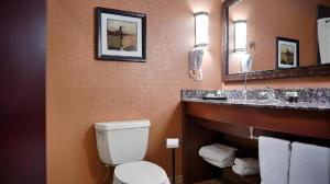 Ένα μπάνιο στο Best Western Plus KC Speedway Inn & Suites