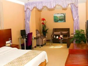 a hotel room with a bed and a living room at Super 8 Hotel Quanzhou Xinchezhan Branch in Quanzhou