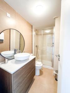 フィステーラにあるApartamento Atlántico by ALÔGAのバスルーム(洗面台2台、トイレ付) +9枚の写真