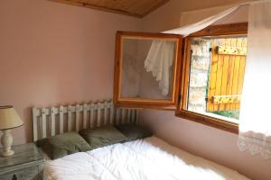 Tempat tidur dalam kamar di La Caseta del Port