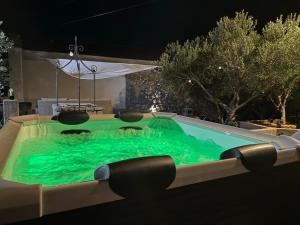 una piscina de agua verde por la noche en House Bralići, en Stari Grad
