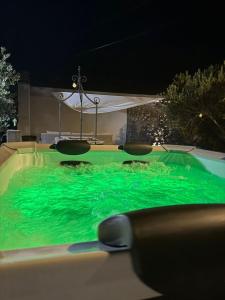 una piscina de agua verde por la noche en House Bralići, en Stari Grad