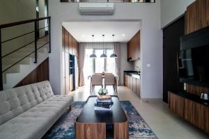 Ruang duduk di De'Kunyit Villa
