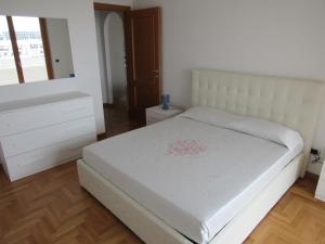 een slaapkamer met een wit bed en een dressoir bij Pianeta Roma 45 in Rome +32 foto's