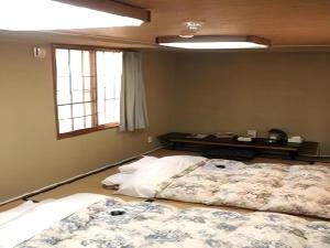 登別市にあるDate Business Hotel Castleの窓付きの客室で、ベッド2台が備わります。