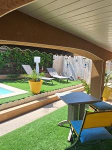Bazén v ubytovaní Mimilou Mont St Loup piscine privée alebo v jeho blízkosti