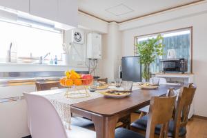 una sala da pranzo con un tavolo con sopra della frutta di Tokyo Akari House 駅3分 2BR 40平米快適空間 長期利用に人気 飲食店多数便利 羽田 a Tokyo