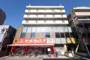 un edificio con biciclette parcheggiate di fronte di Tokyo Akari House 駅3分 2BR 40平米快適空間 長期利用に人気 飲食店多数便利 羽田 a Tokyo