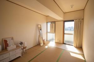 una stanza vuota con una grande finestra e un comò di Tokyo Akari House 駅3分 2BR 40平米快適空間 長期利用に人気 飲食店多数便利 羽田 a Tokyo Altre 44 foto