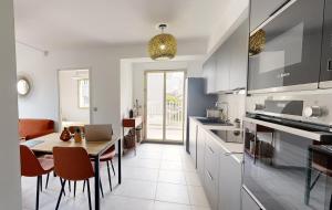 une cuisine avec une table et une salle à manger dans l'établissement Les Tilleuls I, à Villeurbanne 6 autres photos