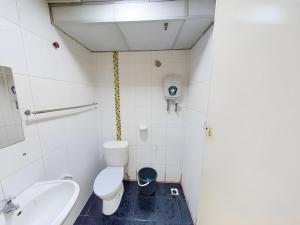 Un baño pequeño con inodoro y lavabo. en Aristo Hotel @ Putatan, en Kota Kinabalu 61 fotos más